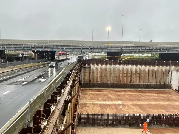 Gestort beton in een verdiepte ligging met jute op rol voor het vochtig houden van beton